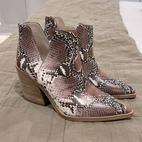 Skakeskin Vince Camuto Booties - Picture 1 of 5
